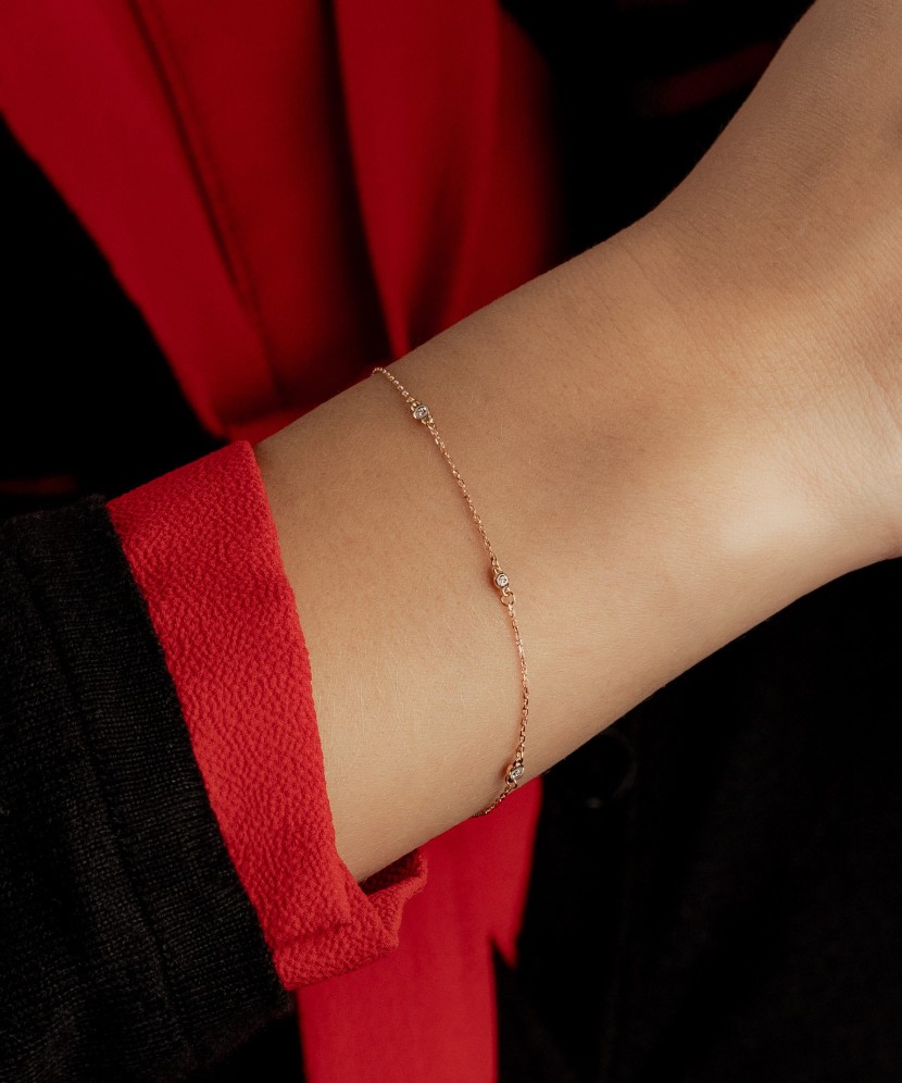 Auksinė apyrankė su deimantais