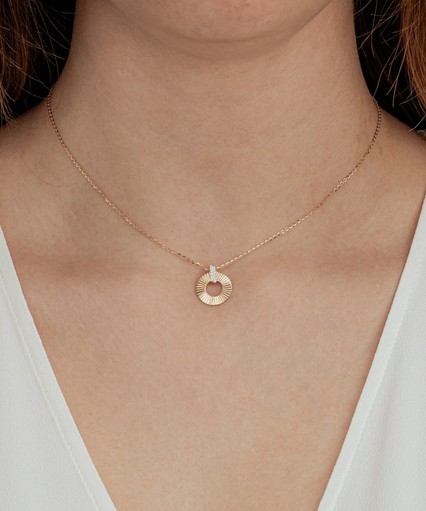 Geltono aukso pakabukas su deimantais