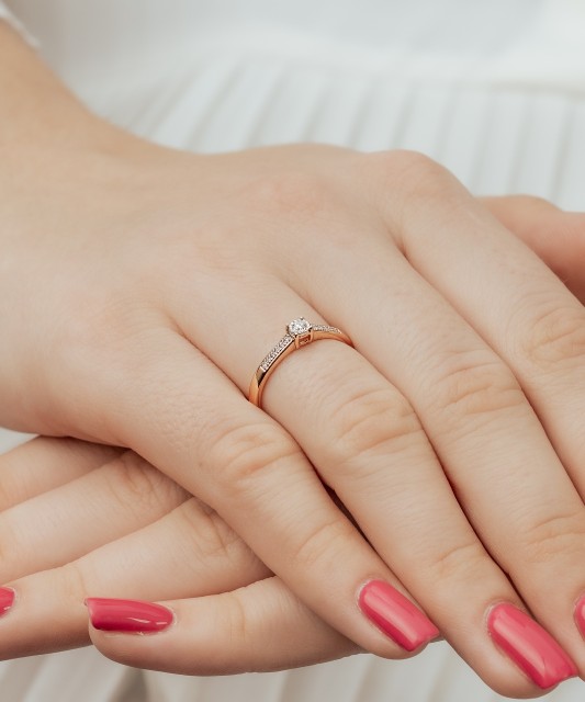 Auksinis žiedas su deimantais