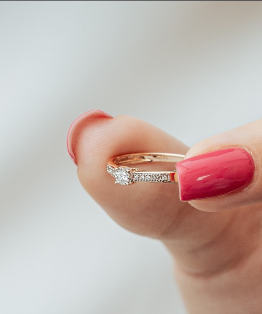 Auksinis žiedas su deimantais