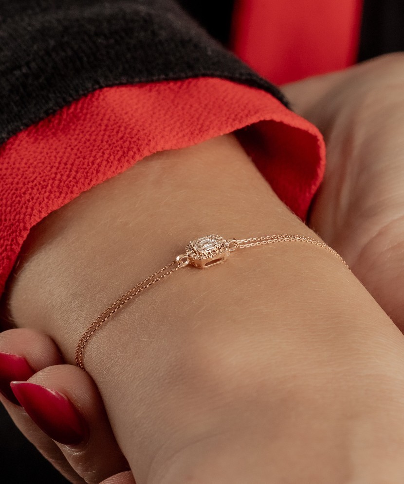 Auksinė apyrankė su deimantais