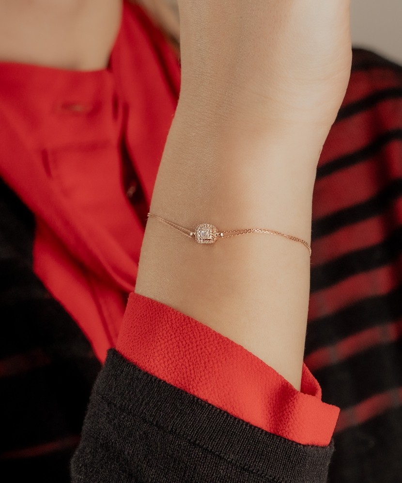 Auksinė apyrankė su deimantais