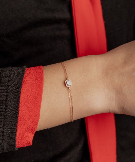 Auksinė apyrankė su deimantais