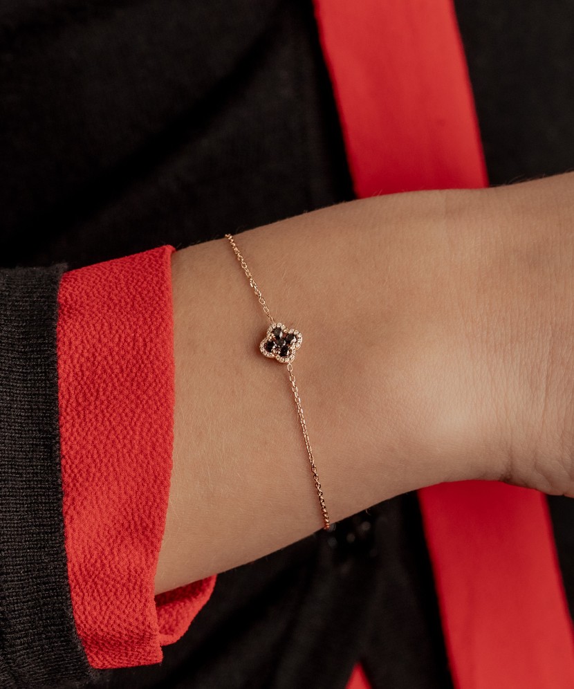 Auksinė apyrankė su juodaisiais deimantais