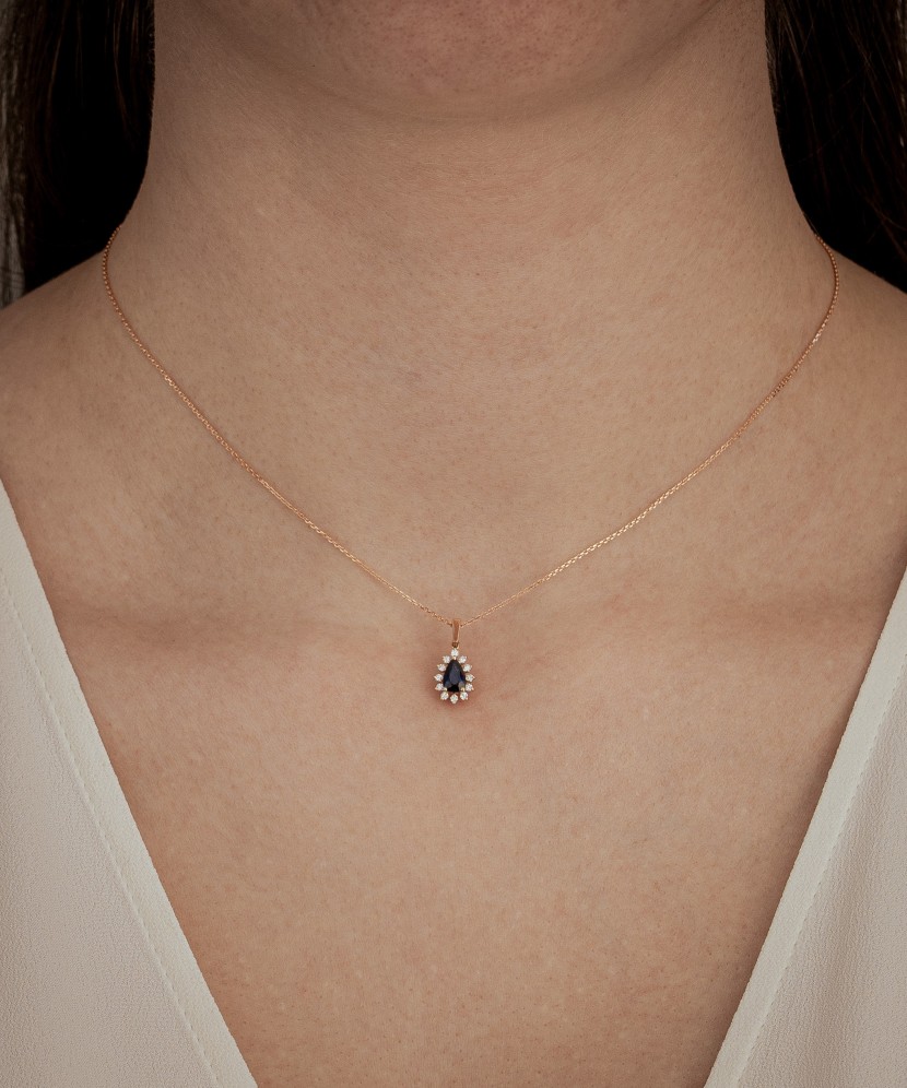 Auksinė grandinėlė su safyrų ir deimantų pakabuku