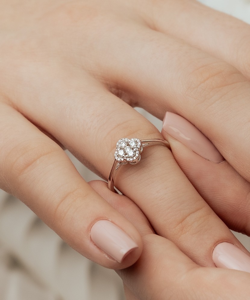 Balto aukso žiedas su deimantais