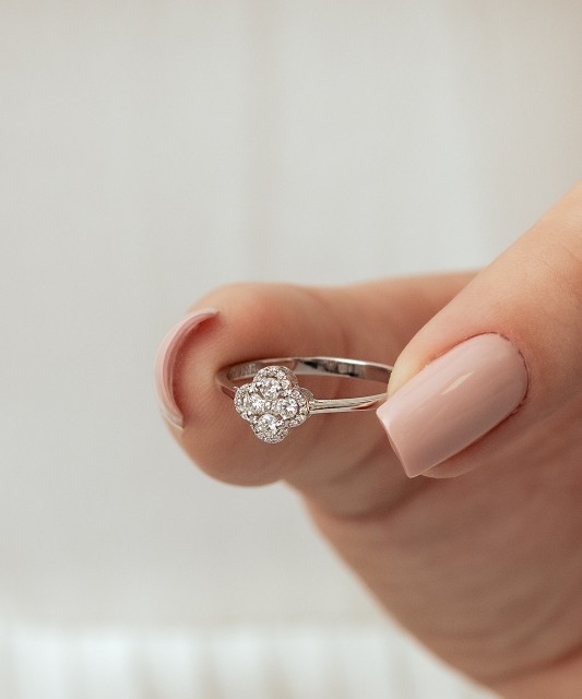 Balto aukso žiedas su deimantais