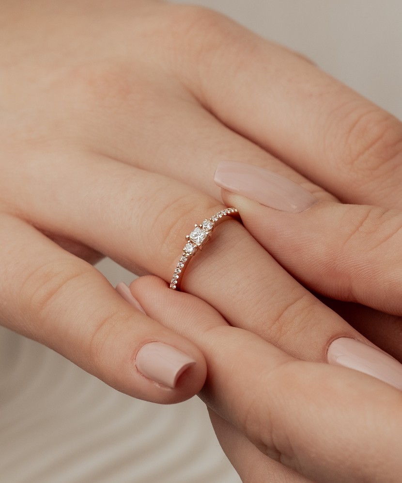 Auksinis žiedas su deimantais