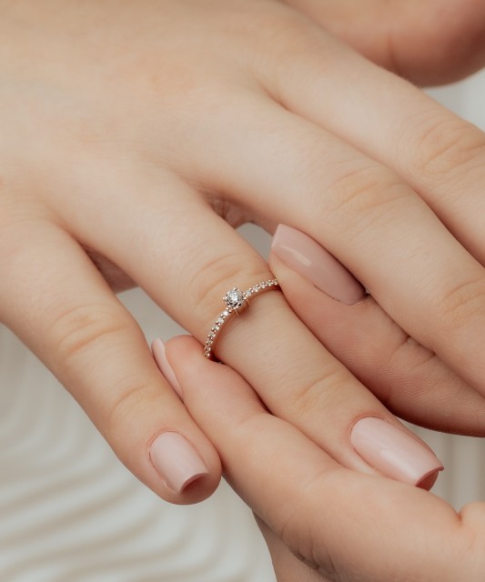 Auksinis žiedas su deimantais