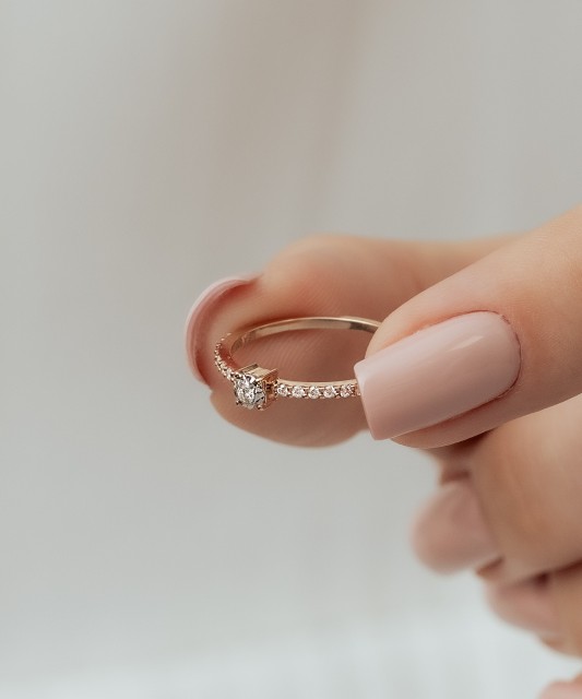 Auksinis žiedas su deimantais