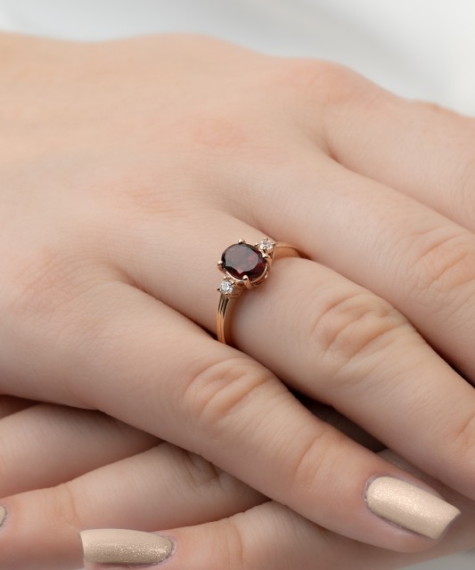 Auksinis žiedas su granatu ir cirkoniais