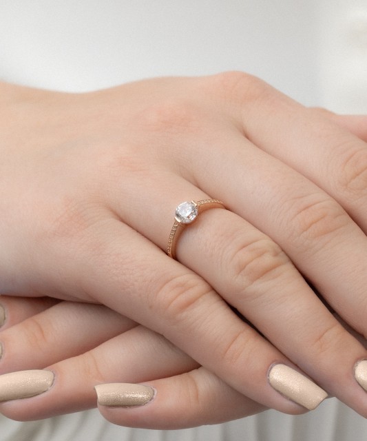 Auksinis žiedas su cirkoniais