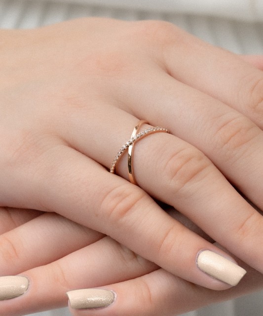 Auksinis žiedas su cirkoniais