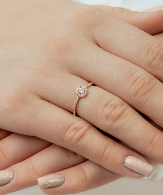 Auksinis žiedas su cirkoniais