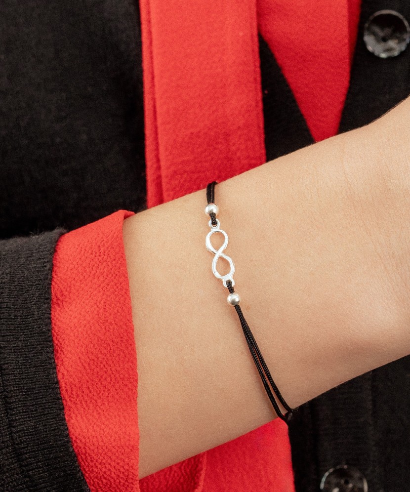 Juodo Siūlo Apyrankė Su Sidabriniu Pakabuku