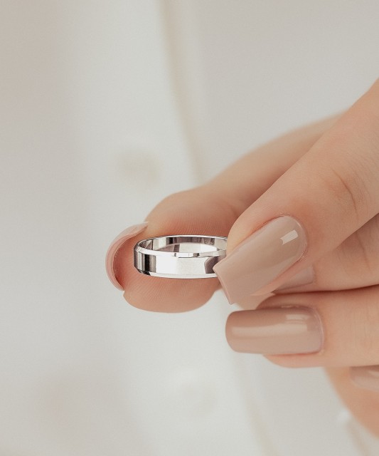 Balto aukso vestuvinis žiedas 4.5mm su komfortu