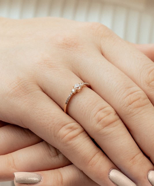 Auksinis žiedas su cirkoniais