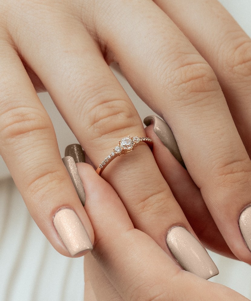 Auksinis žiedas su cirkoniais