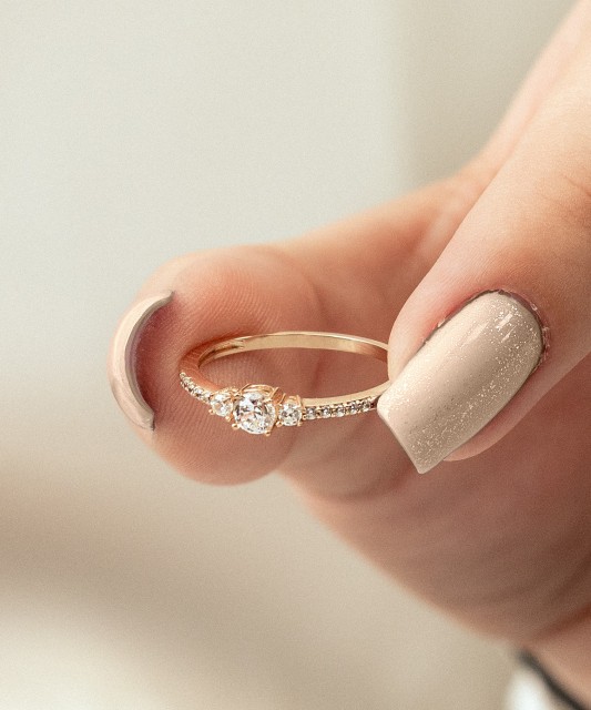 Auksinis žiedas su cirkoniais