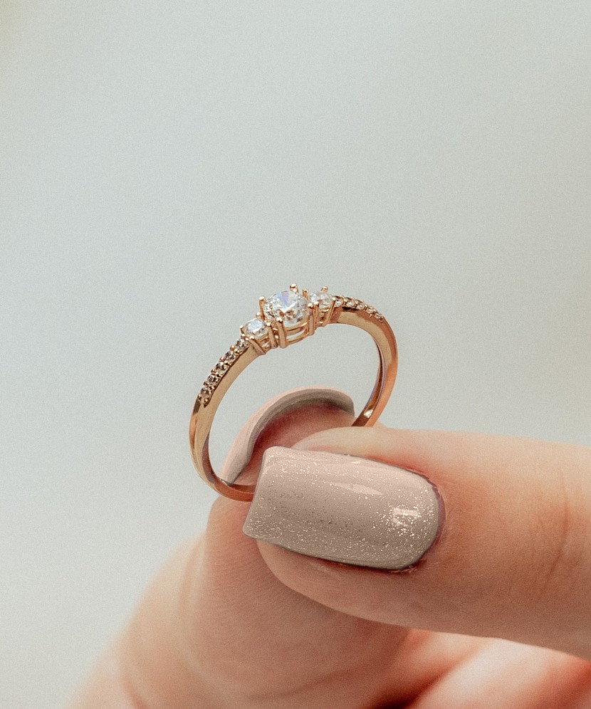 Auksinis žiedas su cirkoniais