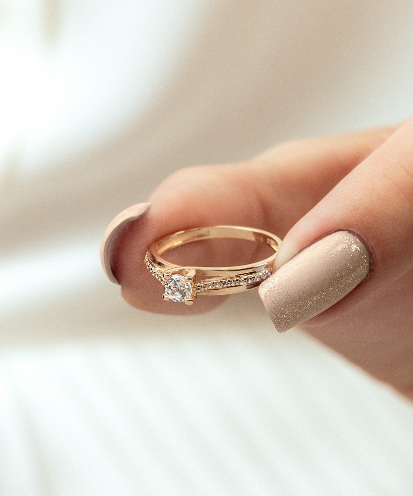 Auksinis žiedas su cirkoniais