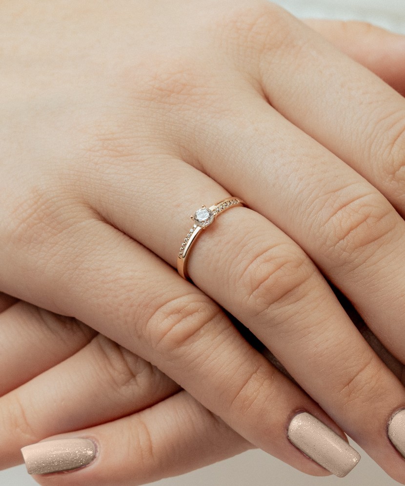 Auksinis žiedas su cirkoniais