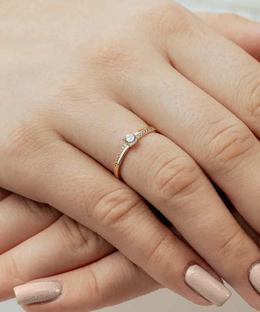 Auksinis žiedas su cirkoniais