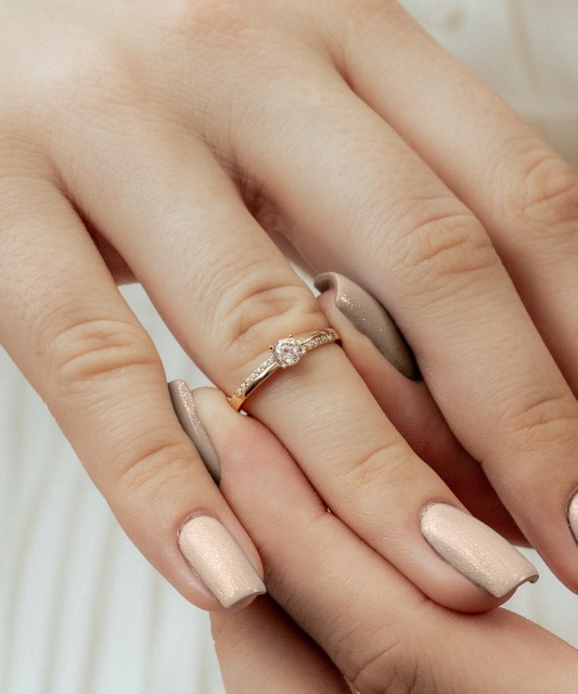 Auksinis žiedas su cirkoniais