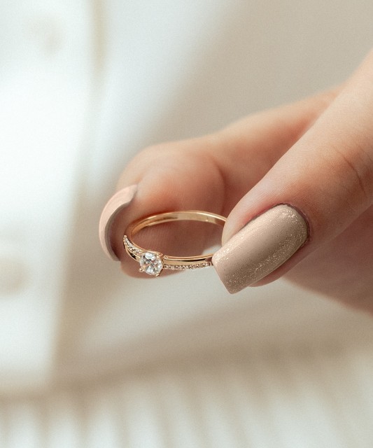 Auksinis žiedas su cirkoniais