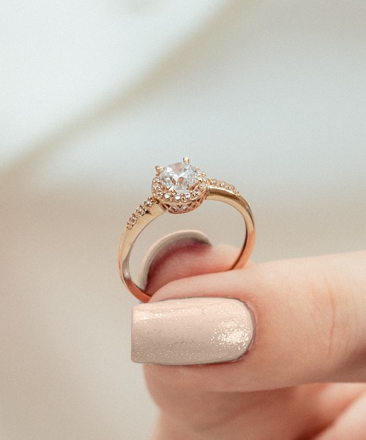 Auksinis žiedas su cirkoniais