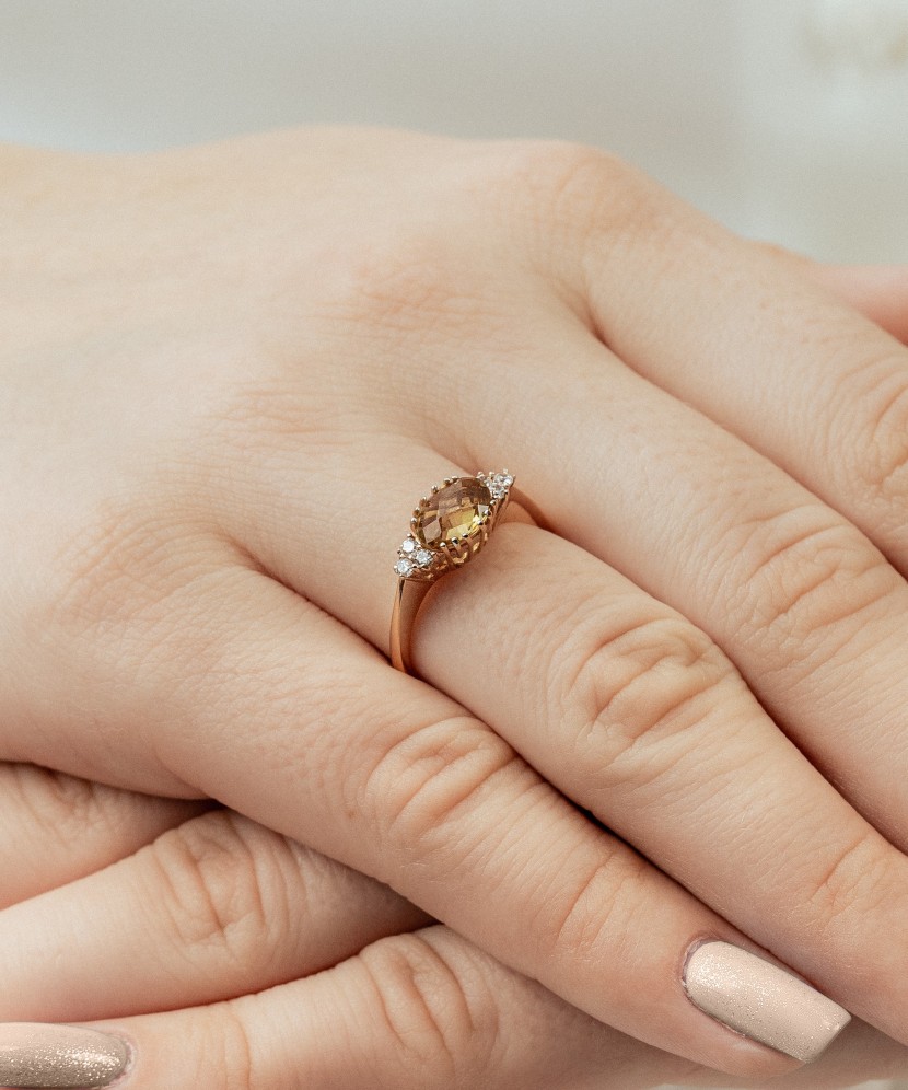 Auksinis žiedas su sultanitu ir cirkoniais