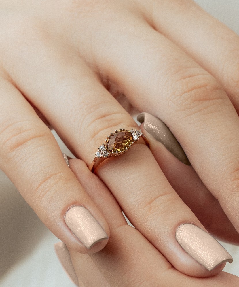 Auksinis žiedas su sultanitu ir cirkoniais