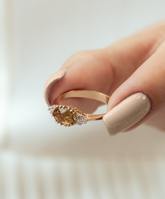 Auksinis žiedas su sultanitu ir cirkoniais