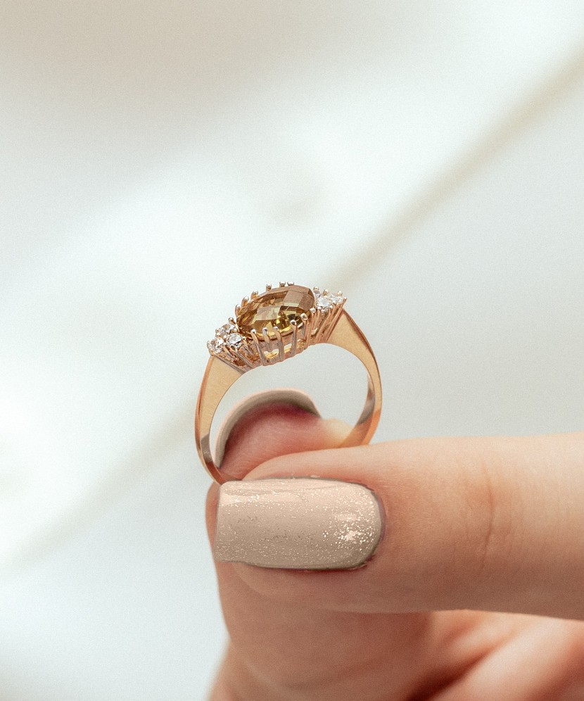 Auksinis žiedas su sultanitu ir cirkoniais