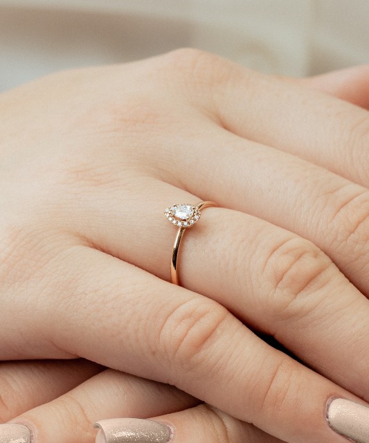 Auksinis žiedas su cirkoniais