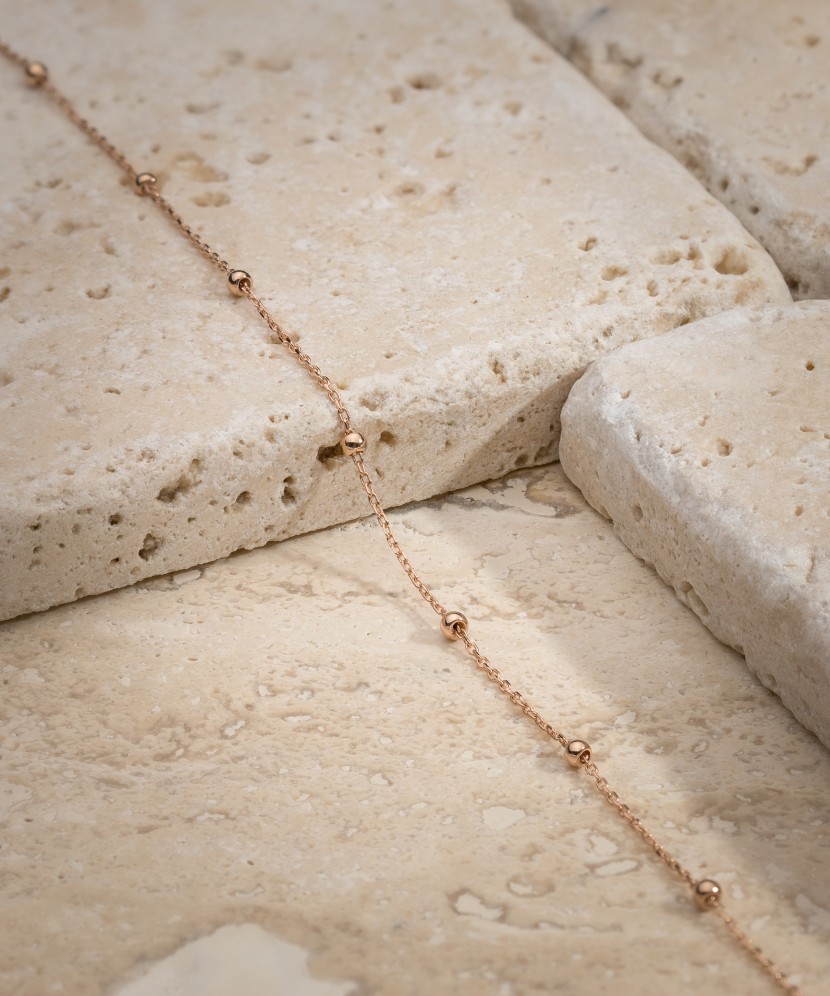 Auksinė Grandinėlė Ant Kojos