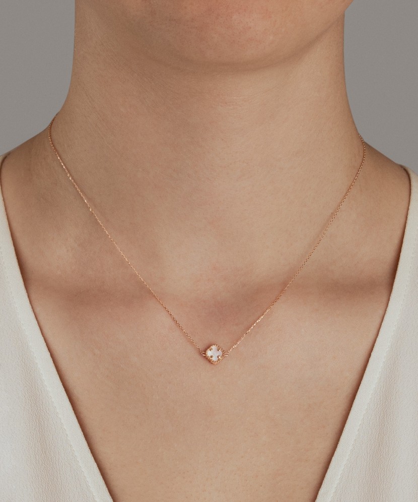 Auksinė grandinėlė su emales pakabuku