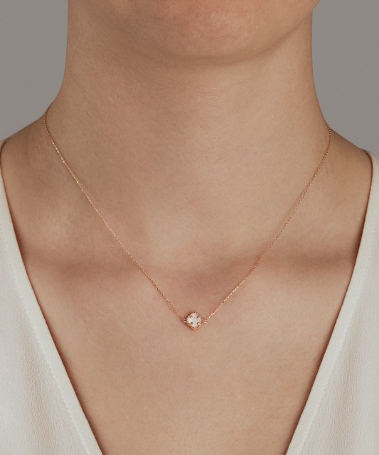 Auksinė grandinėlė su emales pakabuku