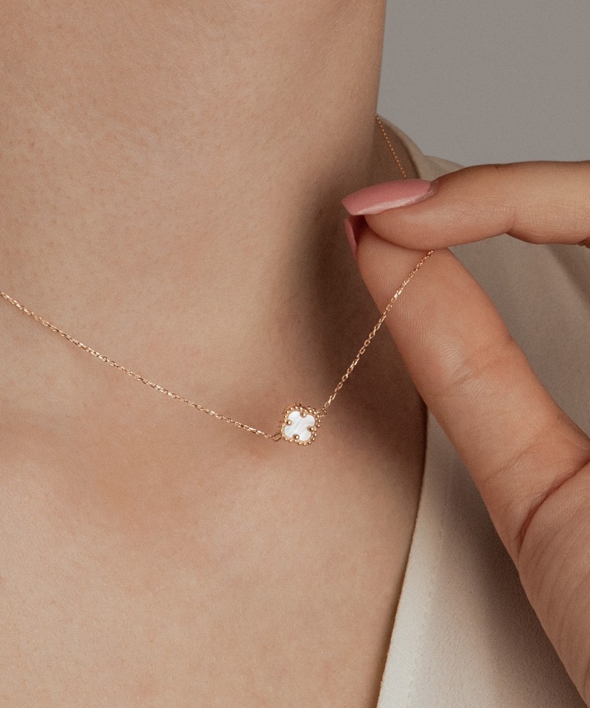 Auksinė grandinėlė su emales pakabuku