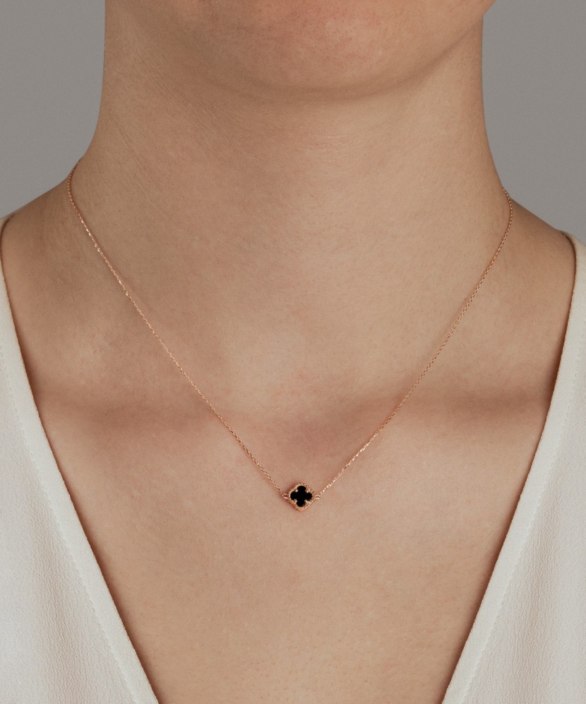 Auksinė grandinėlė su onikso pakabuku