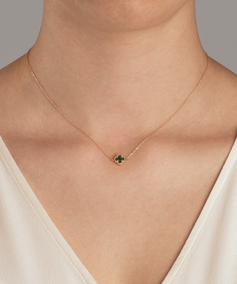 Auksinė grandinėlė su malachito pakabuku