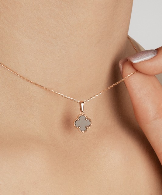 Auksinis pakabukas su oniksu