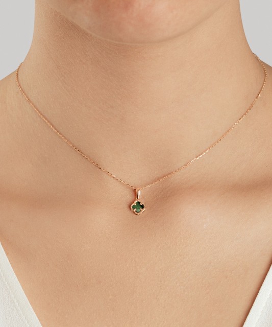 Auksinis pakabukas su malachitu