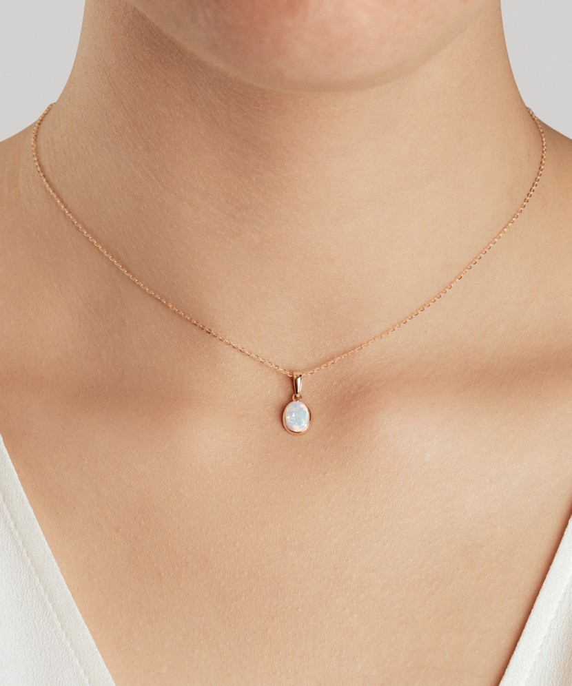 Auksinis pakabukas su opalu