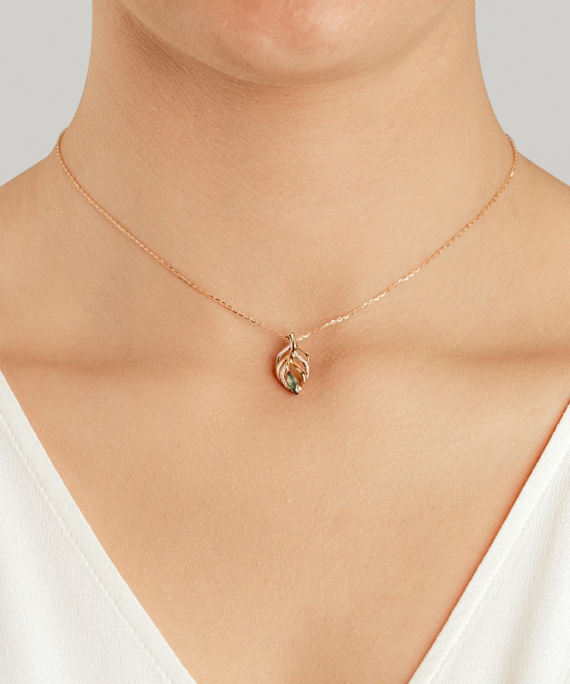 Geltono aukso pakabukas su deimantais ir smaragdu