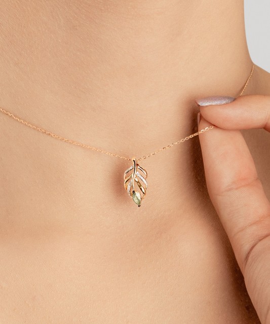 Geltono aukso pakabukas su deimantais ir smaragdu