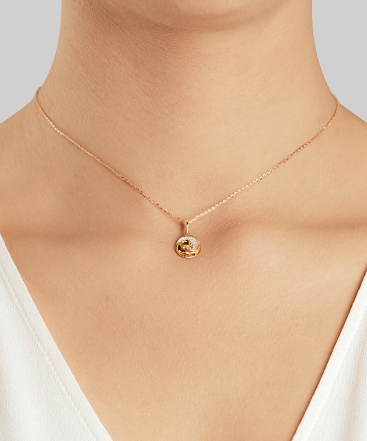 Geltono aukso pakabukas su deimantais