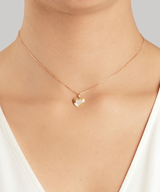 Geltono aukso pakabukas su deimantais "Širdelė"