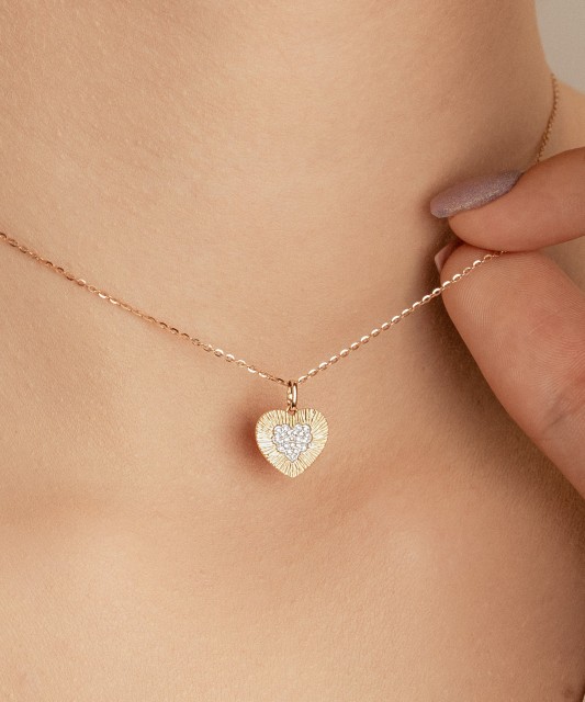 Geltono aukso pakabukas su deimantais "Širdelė"