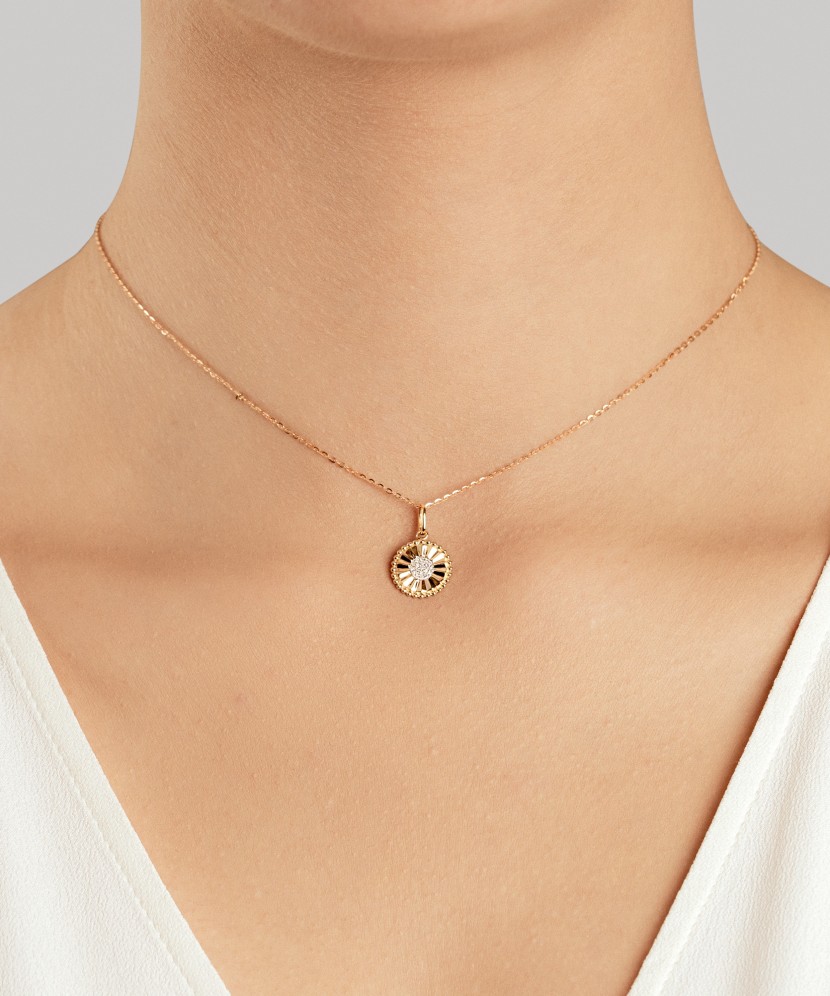 Geltono aukso pakabukas su deimantais